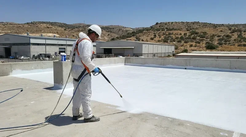 איטום בהתזה - עבודה מקצועית על גג
