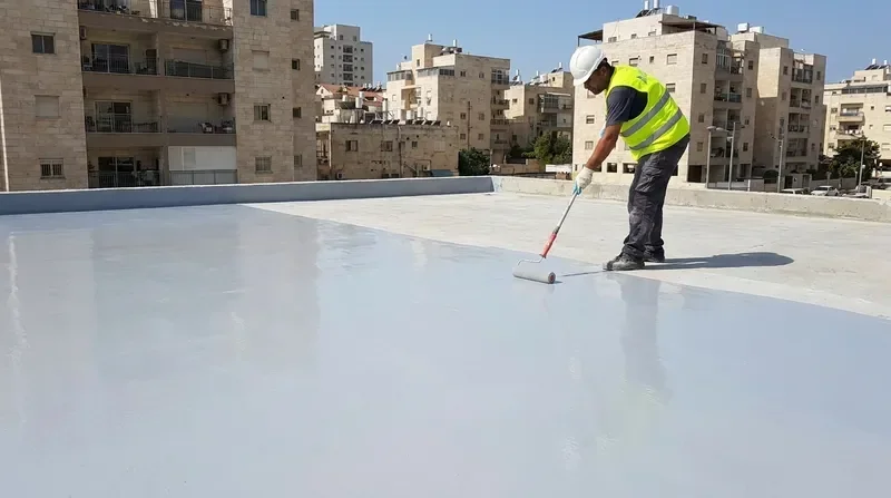 איטום גג בחומר פוליאוריטני – שכבת איטום חלקה ומבריקה על גג בטון שטוח